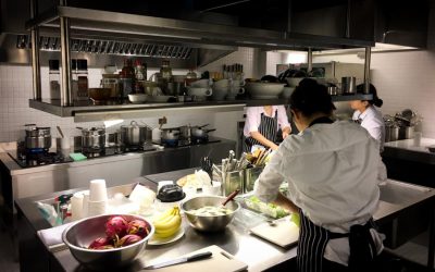 休將白髮唱黃雞